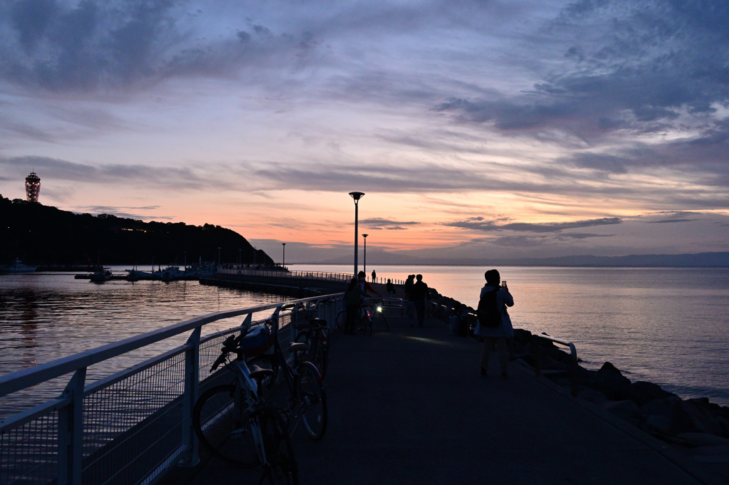 夕暮れ時の桟橋