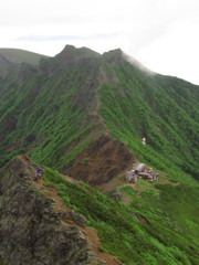 赤岳山頂直下から横岳を望む