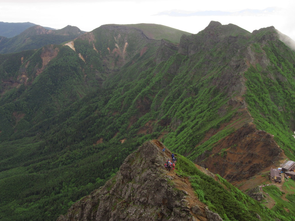 赤岳山頂直下から横岳、硫黄岳、天狗岳を望む