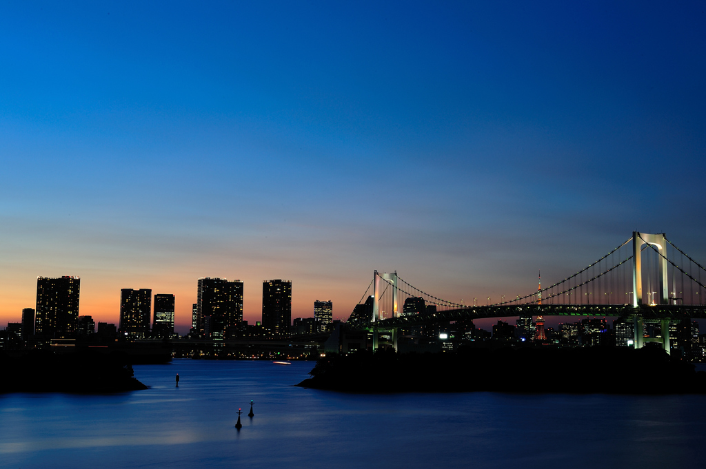 東京タワーとレインボーブリッジの夕暮れ