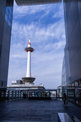 駅ビルから京都タワーを臨む。