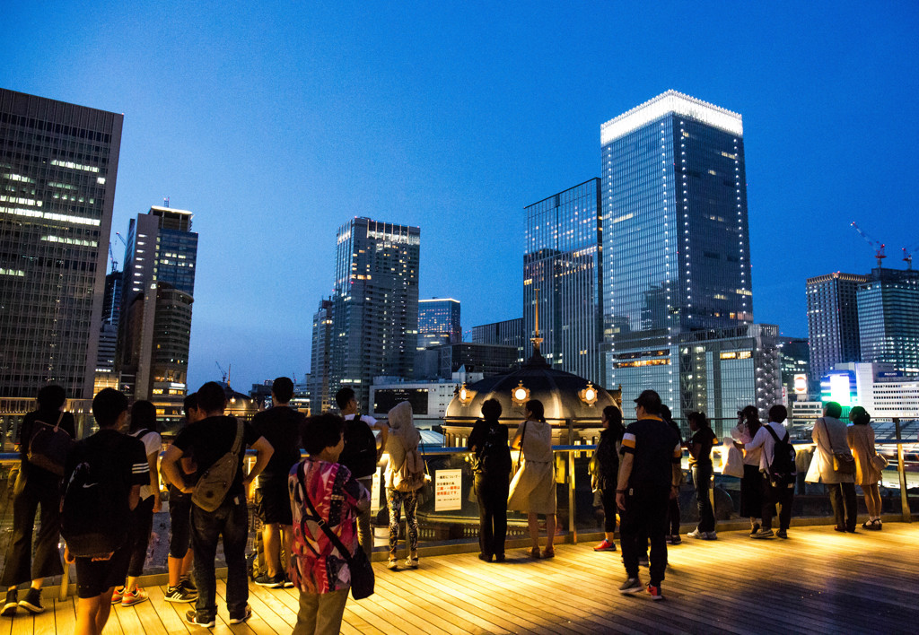 『駅舎を見る人々』