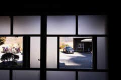 窓越しのクルマ