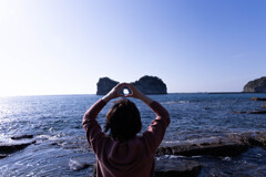 円月島の穴を射貫く。