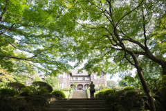 館を臨む。