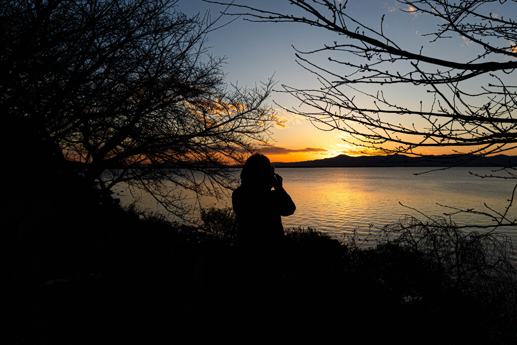 湖畔の夕景を撮る。
