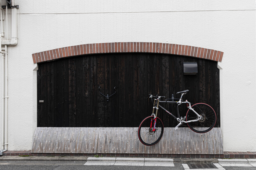 自転車のある街並み ①