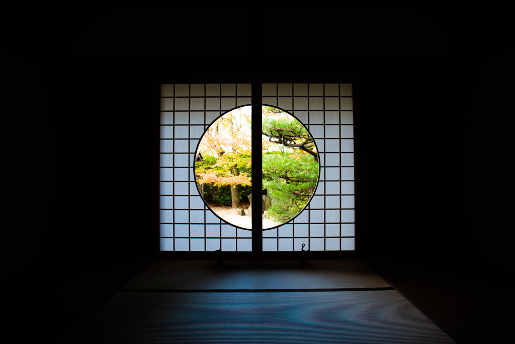 光明院の丸窓の景色　Ⅰ