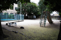 雨の日の児童公園。