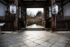 石山寺・東大門で。