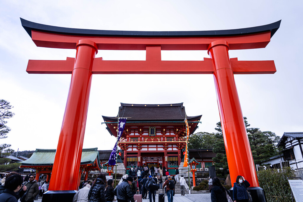 伏見稲荷大社楼門前の大鳥居