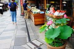 宇治茶の店先でも。