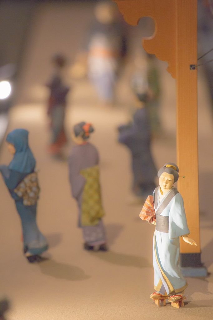 三井越後屋の前で。