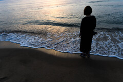 夕暮れの砂浜で