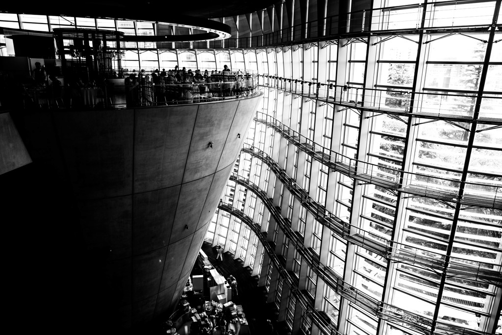 国立新美術館を撮る。