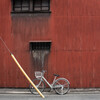 赤い壁と自転車