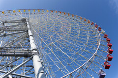 夏の青空と大観覧車