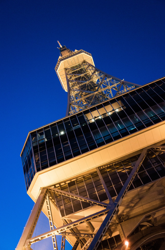 名古屋テレビ塔を見上げる。