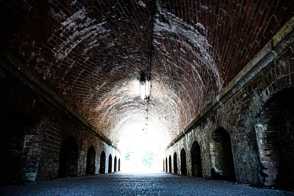 京都蹴上のトンネルで。