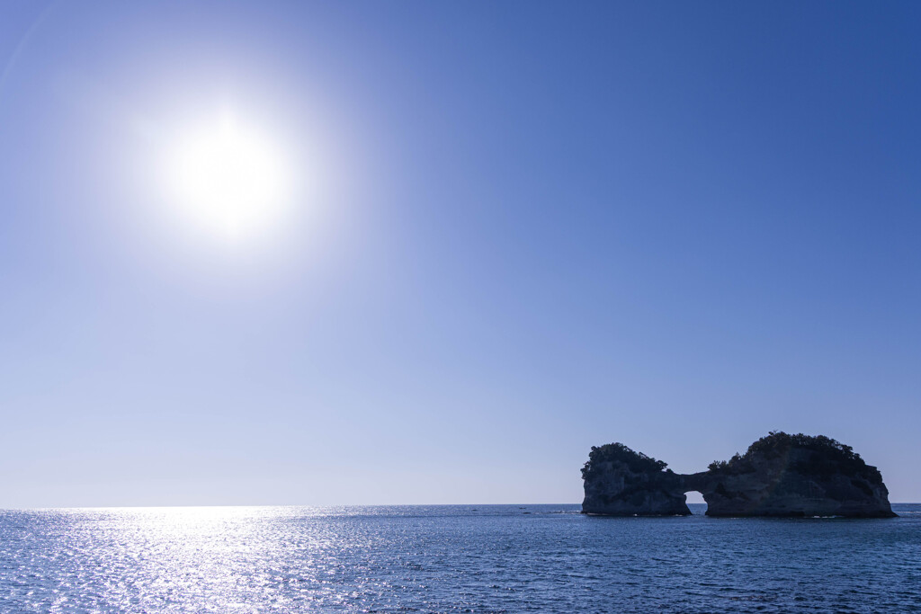 快晴の日の円月島にて