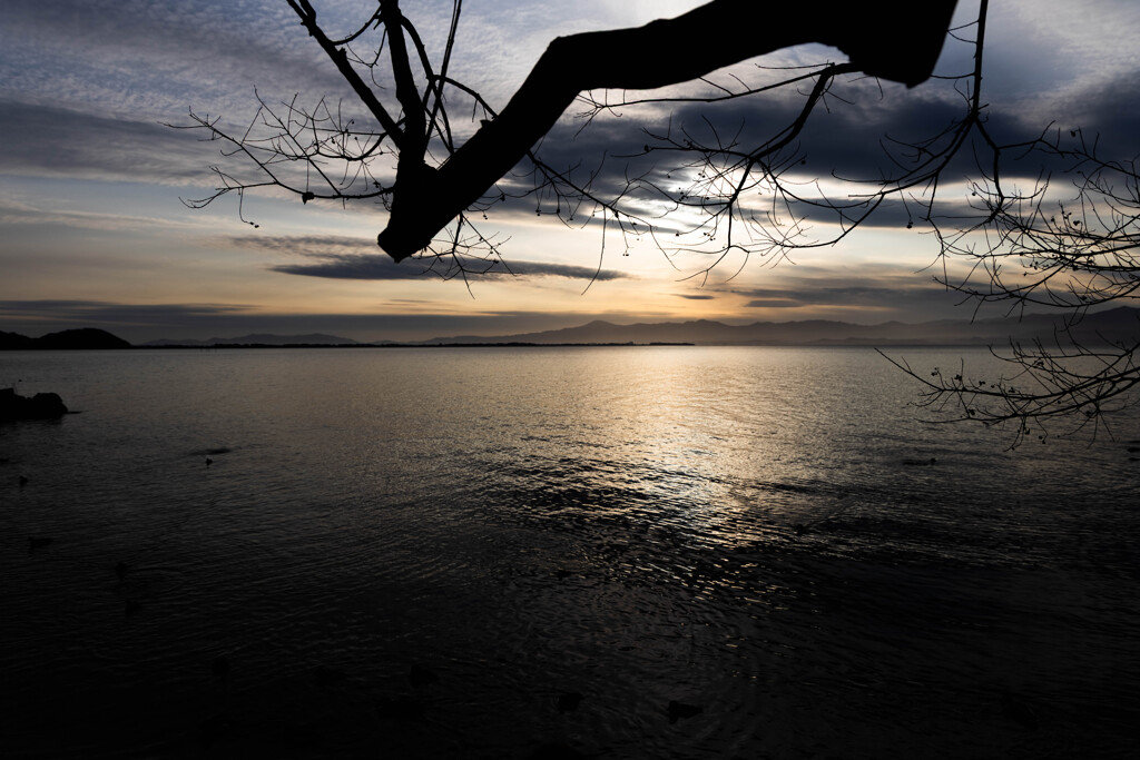 湖畔の夕暮れ