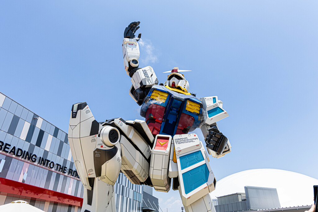未来に手を差し伸べるガンダム
