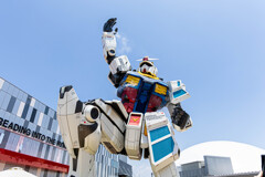 未来に手を差し伸べるガンダム