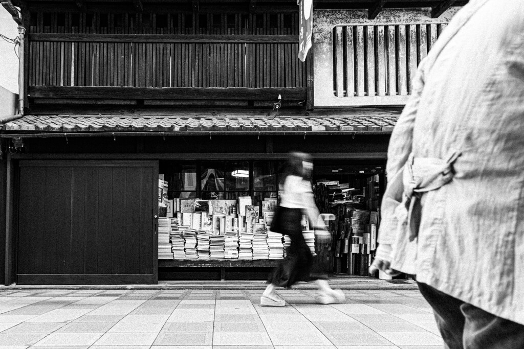 古書店前の往来 ②