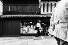 古書店前の往来 ②