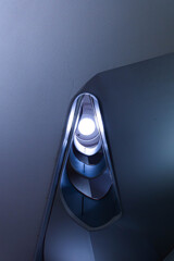 エッジの効いた螺旋階段を見上げて