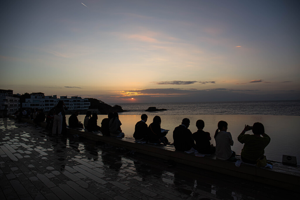 足湯で夕暮れのひとときを。