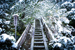 『雪の金閣寺垣』