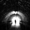 煉瓦造りのトンネルを。