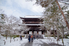 雪の南禅寺へ。