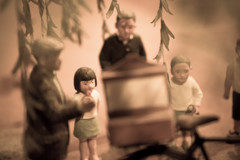 『紙芝居を見る子ども』