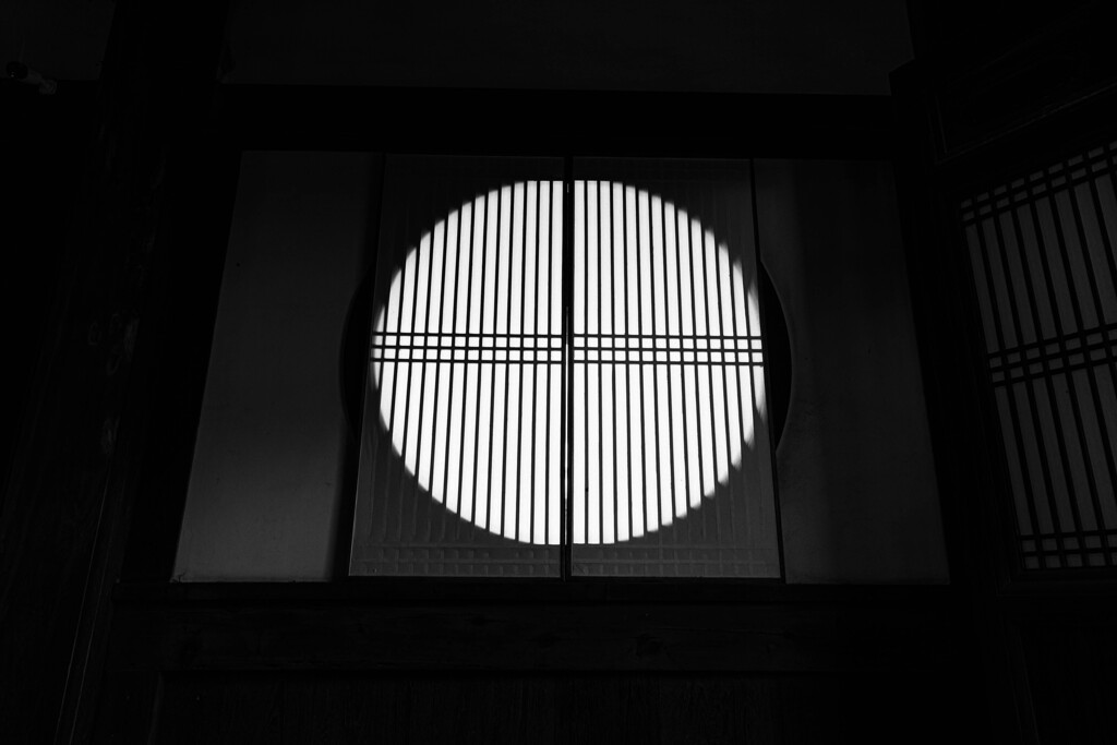 大雄寶殿の丸窓