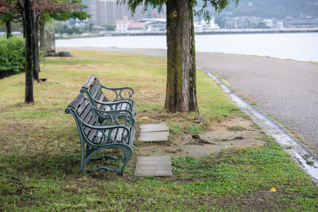 なぎさ公園のベンチ