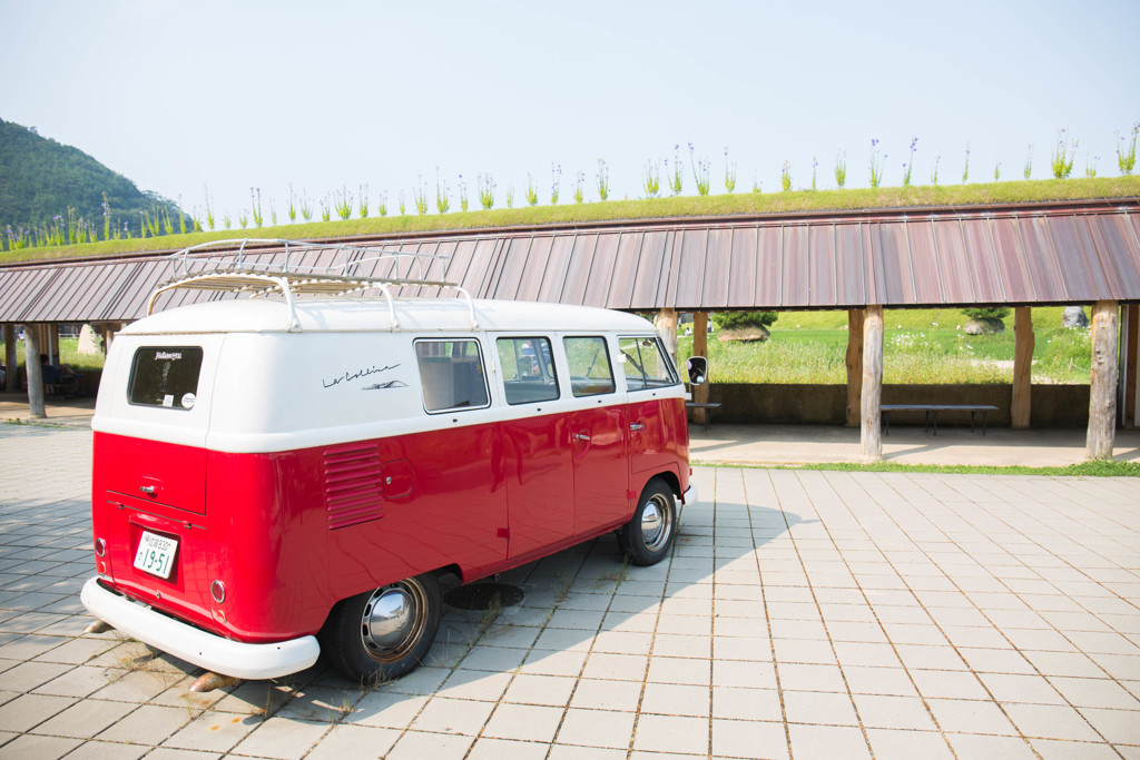 回廊脇の VW Bus