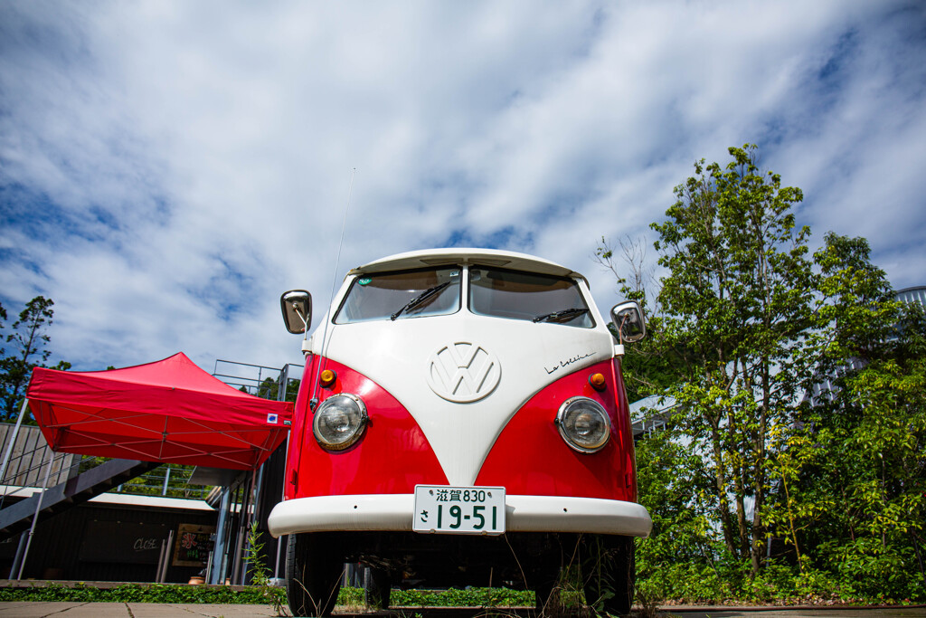 VWバスと夏の空