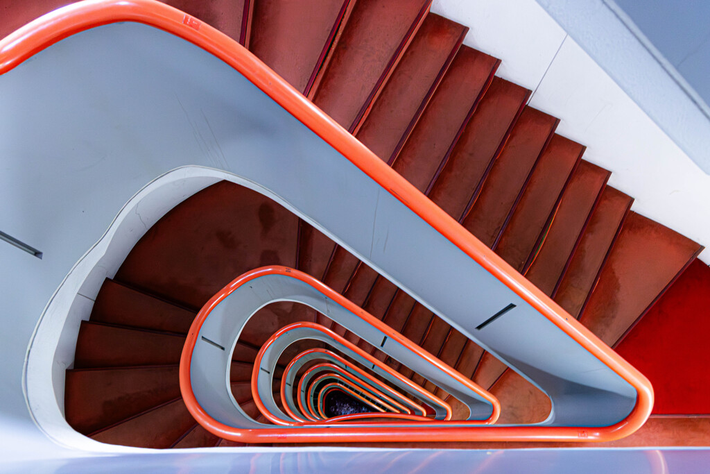 エッジの効いた螺旋階段