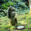 苔の衣を羽織る地蔵