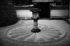 菊の御紋と石灯籠