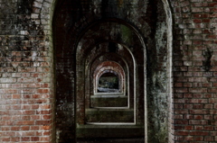 水路閣のトンネル