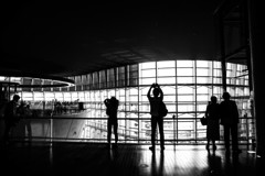 国立新美術館を撮る人。