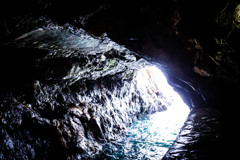 三段壁の洞窟