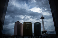 京都タワーと曇天の空