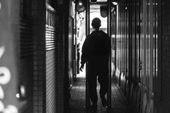 路地を歩く人