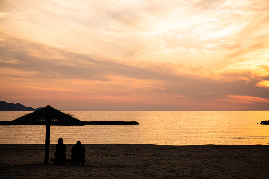夕暮れの海辺で。