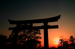 鳥居の向こうに沈む夕日