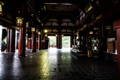 浅草寺本堂で。